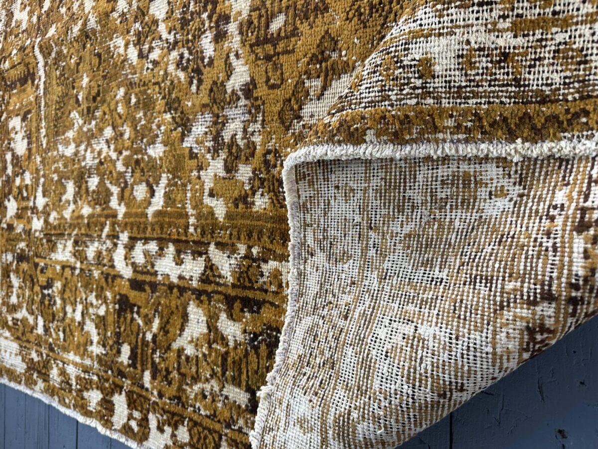 alfombra-vintage-desgastada-persa-dorada-textura