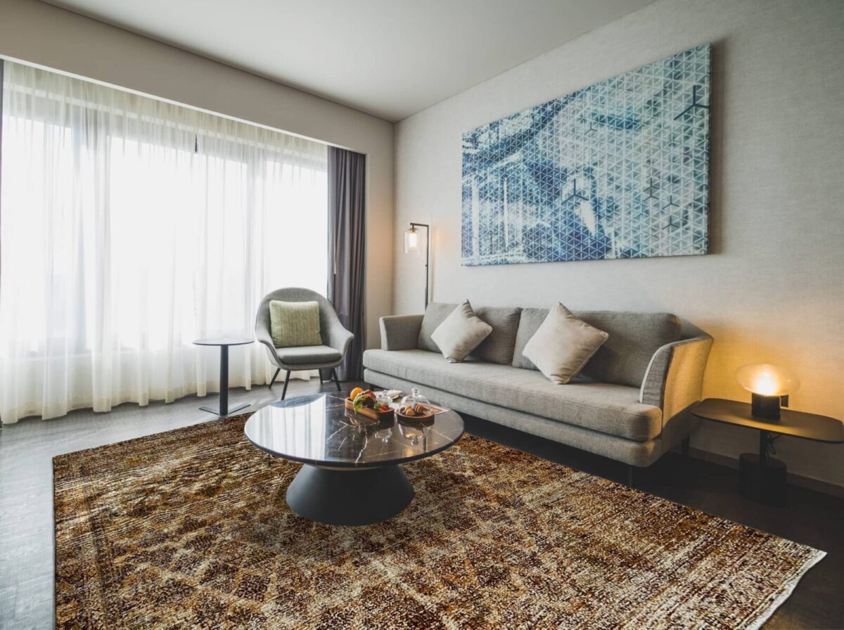 alfombra-vintage-desgastada-persa-grande-marrón-ambiente