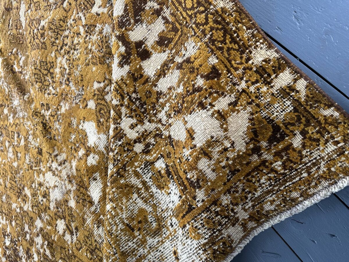 alfombra-vintage-desgastada-persa-marrón-textura
