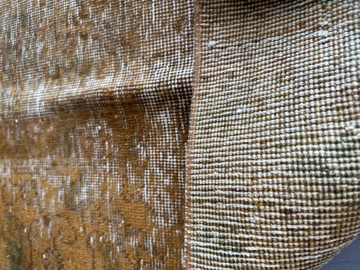 alfombra-vintage-overdyed-persa-grande-dorada-textura