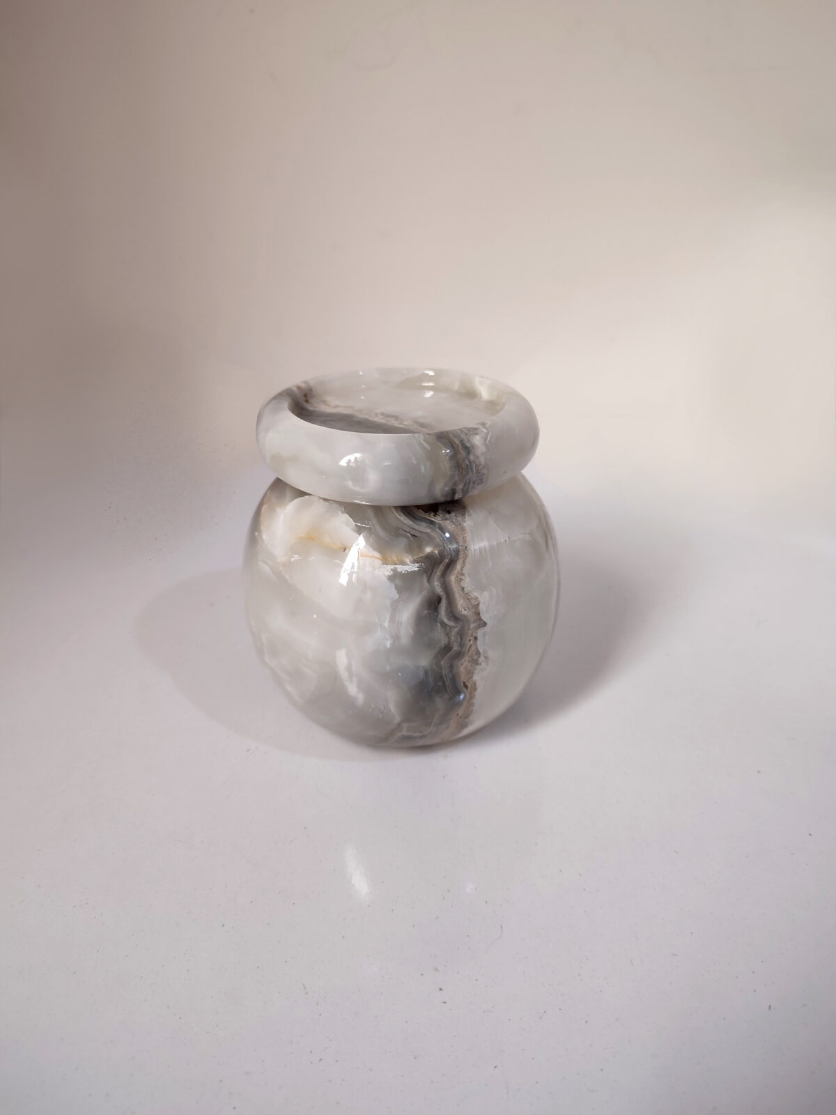 difusor-aroma-mármol-decorativo-yoga-relajante-gris-detras