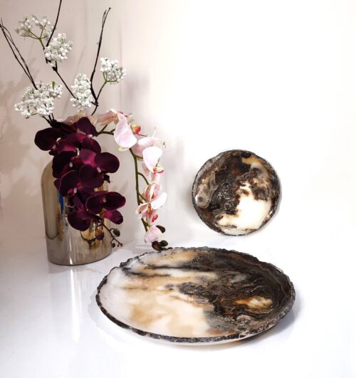 plato-mármol-único-decorativo-marrón-ambiente