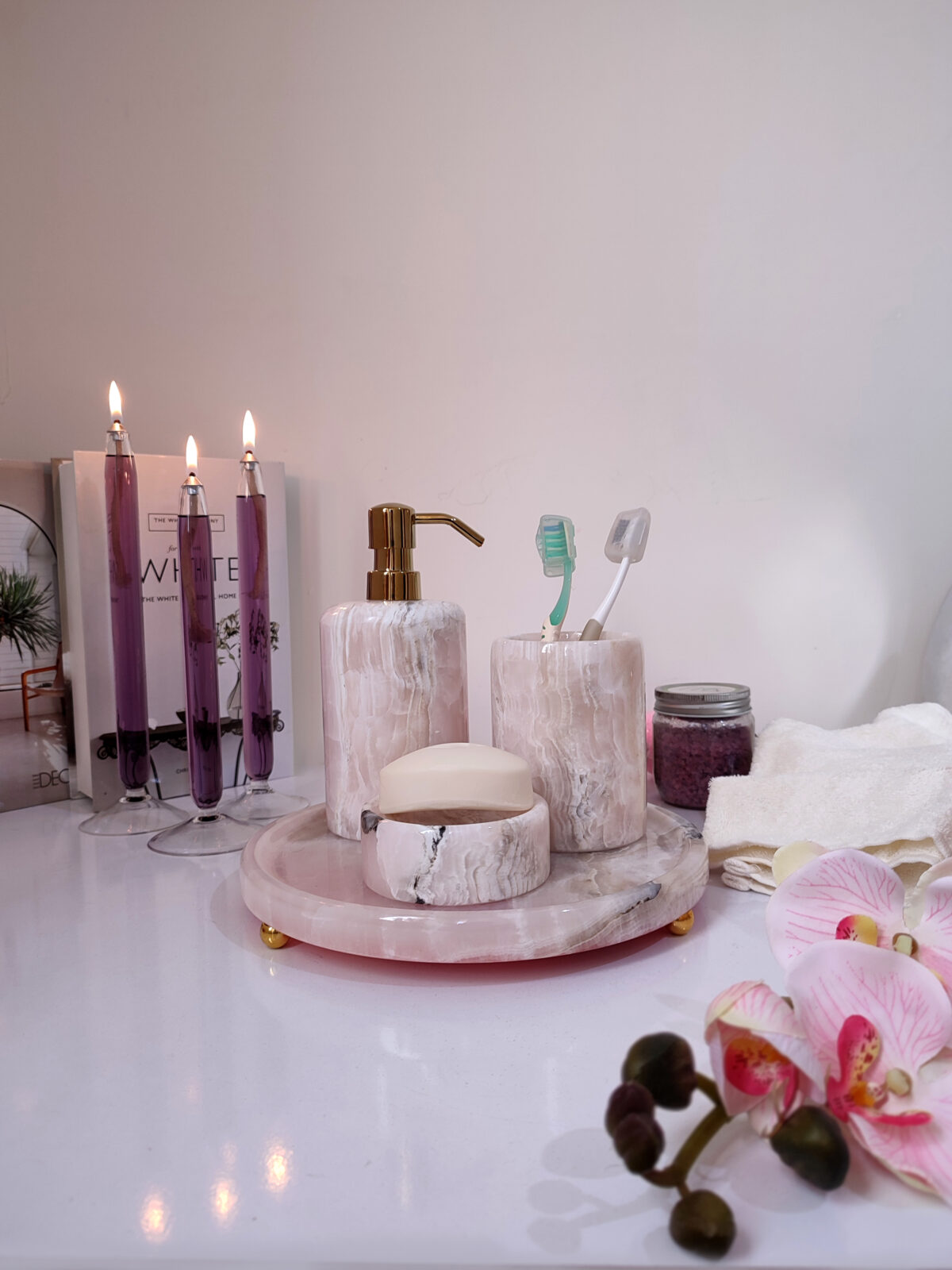 vaso-marmol-ónix-baño-lujo-rosa-ambiente
